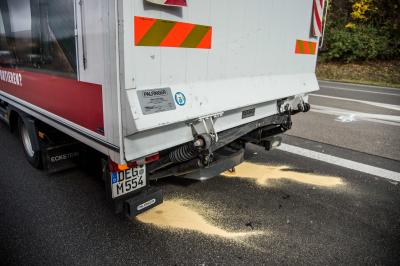 A8 Wendlingen: Auffahrunfall zwischen zwei LKW - Fahrer lebensgefaehrlich verletzt - Rettungshubschrauber im Einsatz